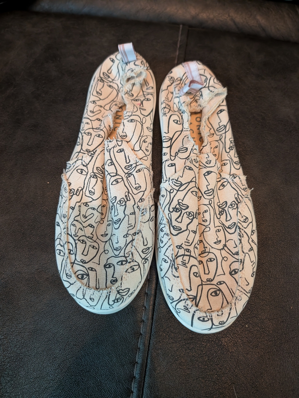 Vionic Abstract Face Print In Cream Slip-On Malibu Beach Sneakers